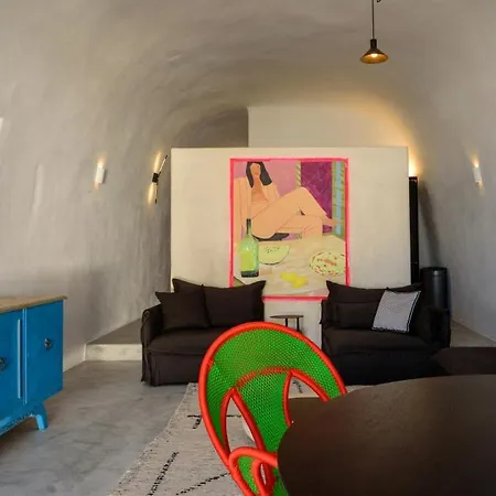 Iliolousto Luxury Cave * Imerovigli (Santorini)